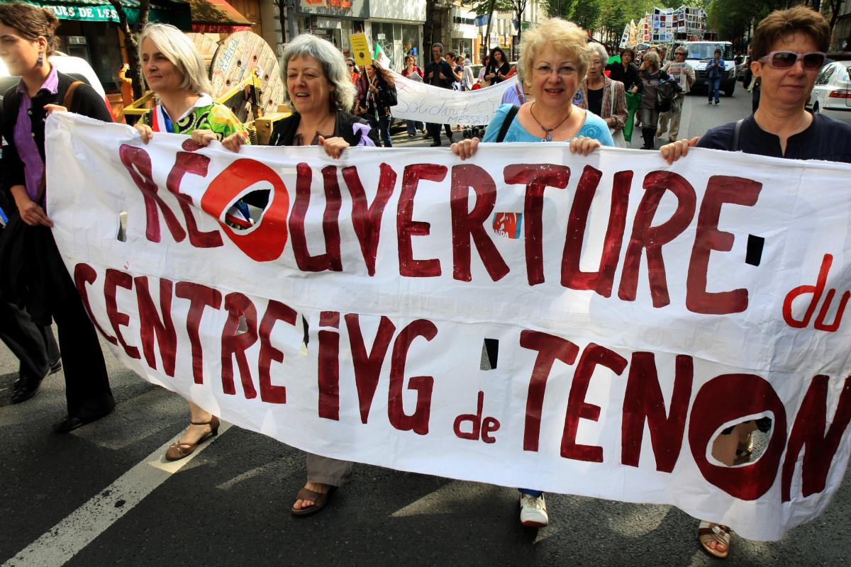 banderole réouverture du centre IVG de Tenon