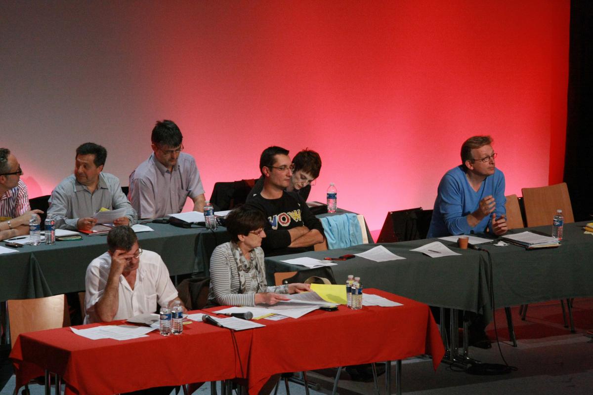 le bureau du congrès, à droite Pierre Laurent