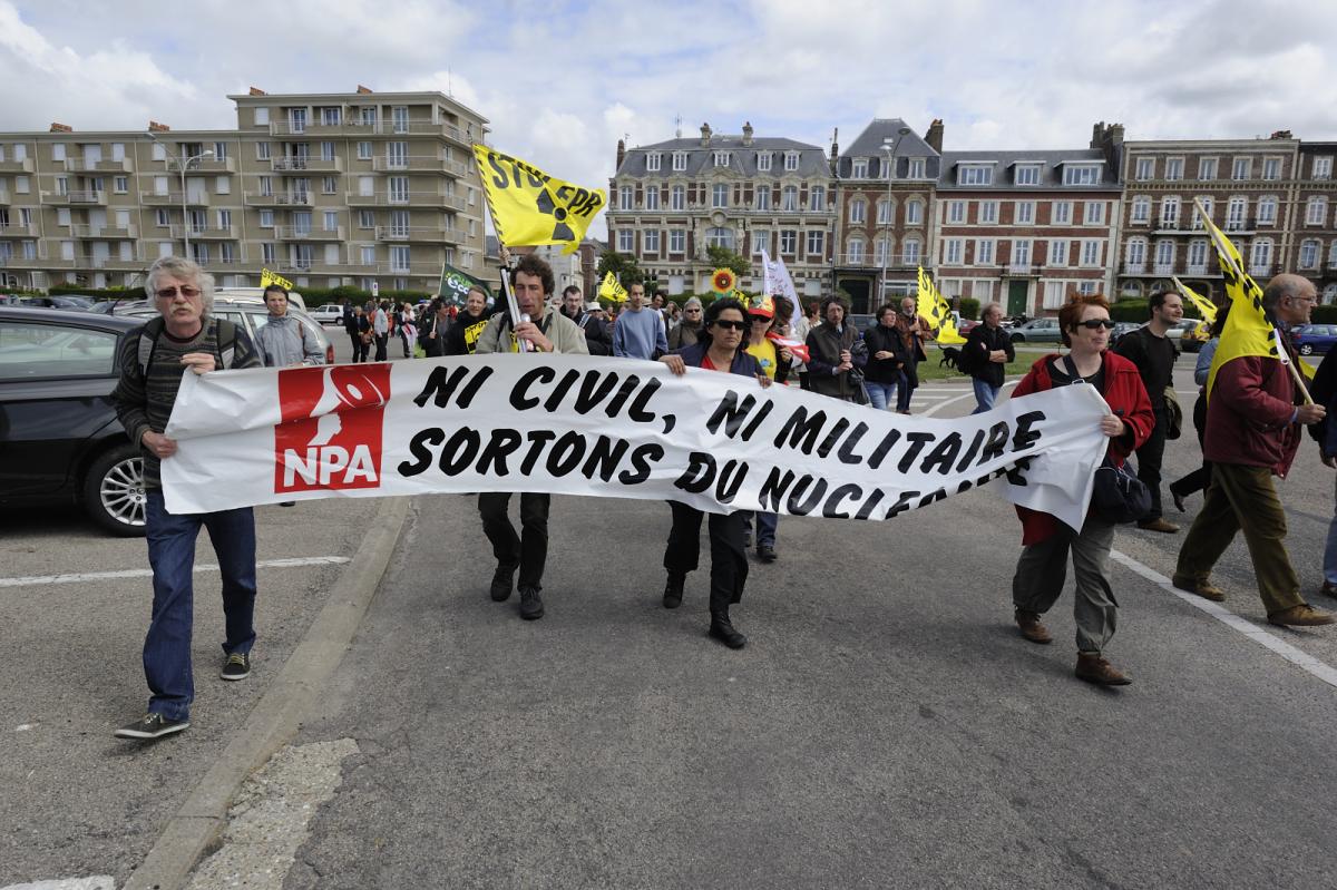 Banderolle NPA et drapeaux stop EPR