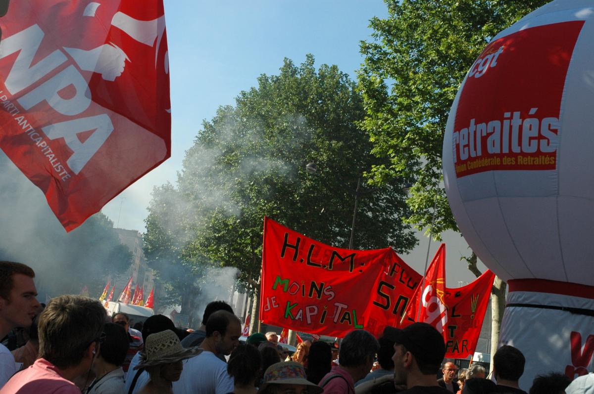 banderole HLM moins de Capital et drapeau du parti anticapitaliste du Npa.