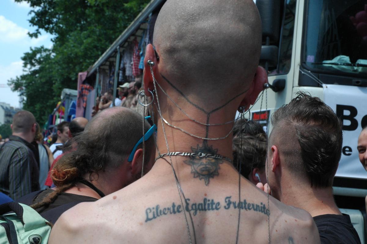 portrait homme,Tatouage,Liberté,Egalité,Fraternité,Marche des Fiertés.