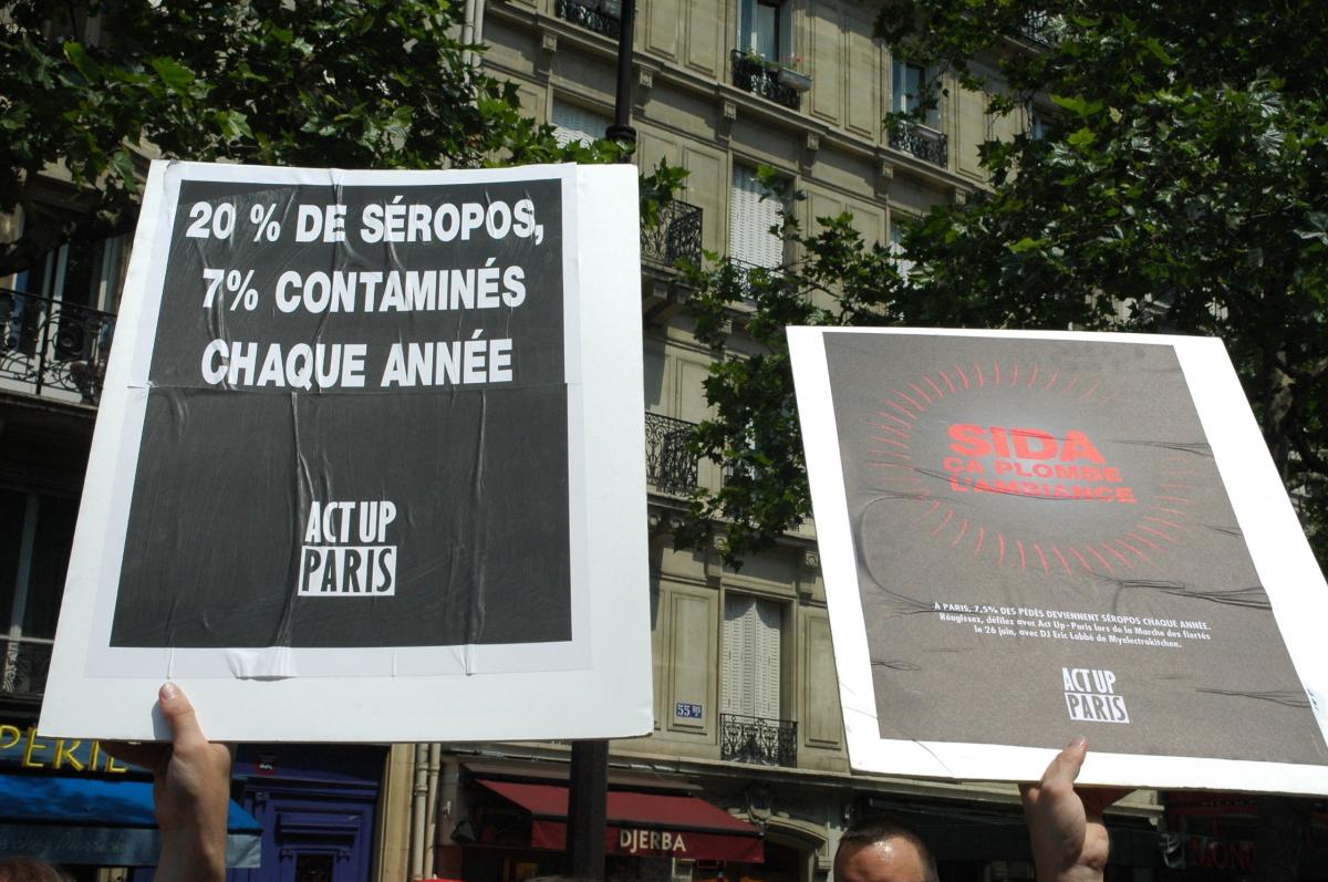 pancarte ACT UP 20% de Séropos,7% contaminés chaque année.