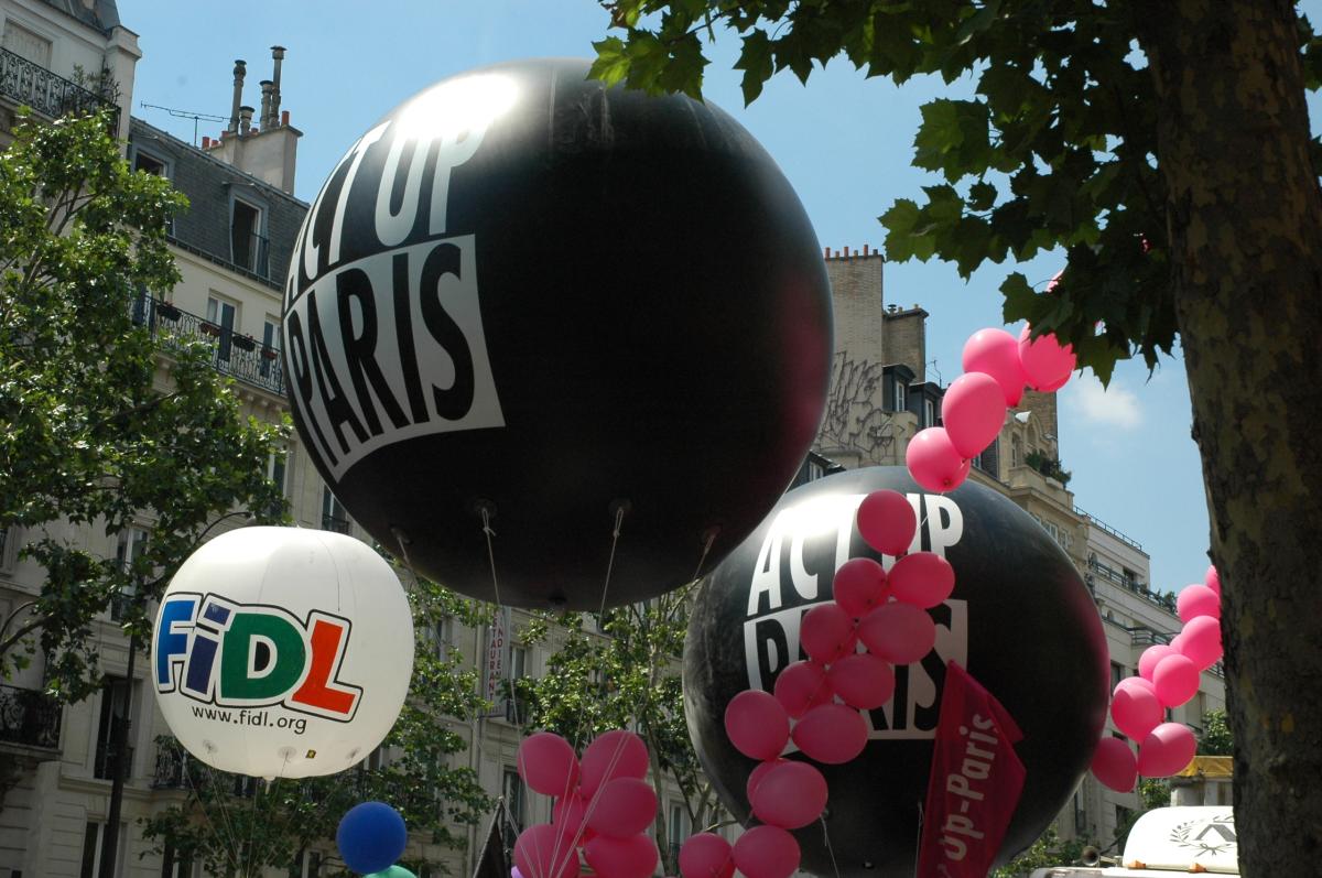 Ballon FIDELet ACT UP,association militante de lutte contre le sida.