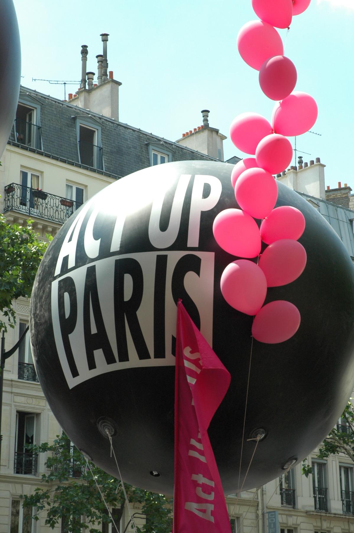 Ballon ACT UP,association militante de lutte contre le sida.