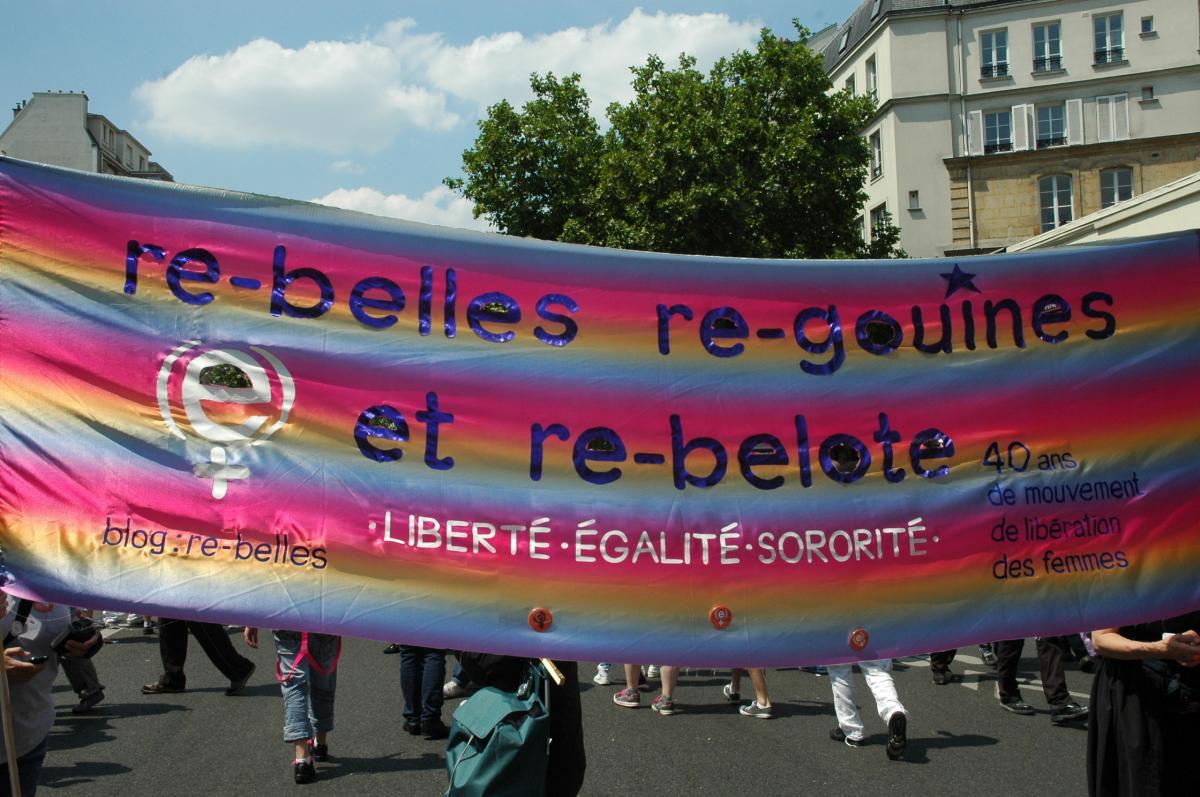 banderole re-belles,re-gouïnes et re-belote,Quarante ans de mouvement de libération des Femmes.Blog: re-belles.