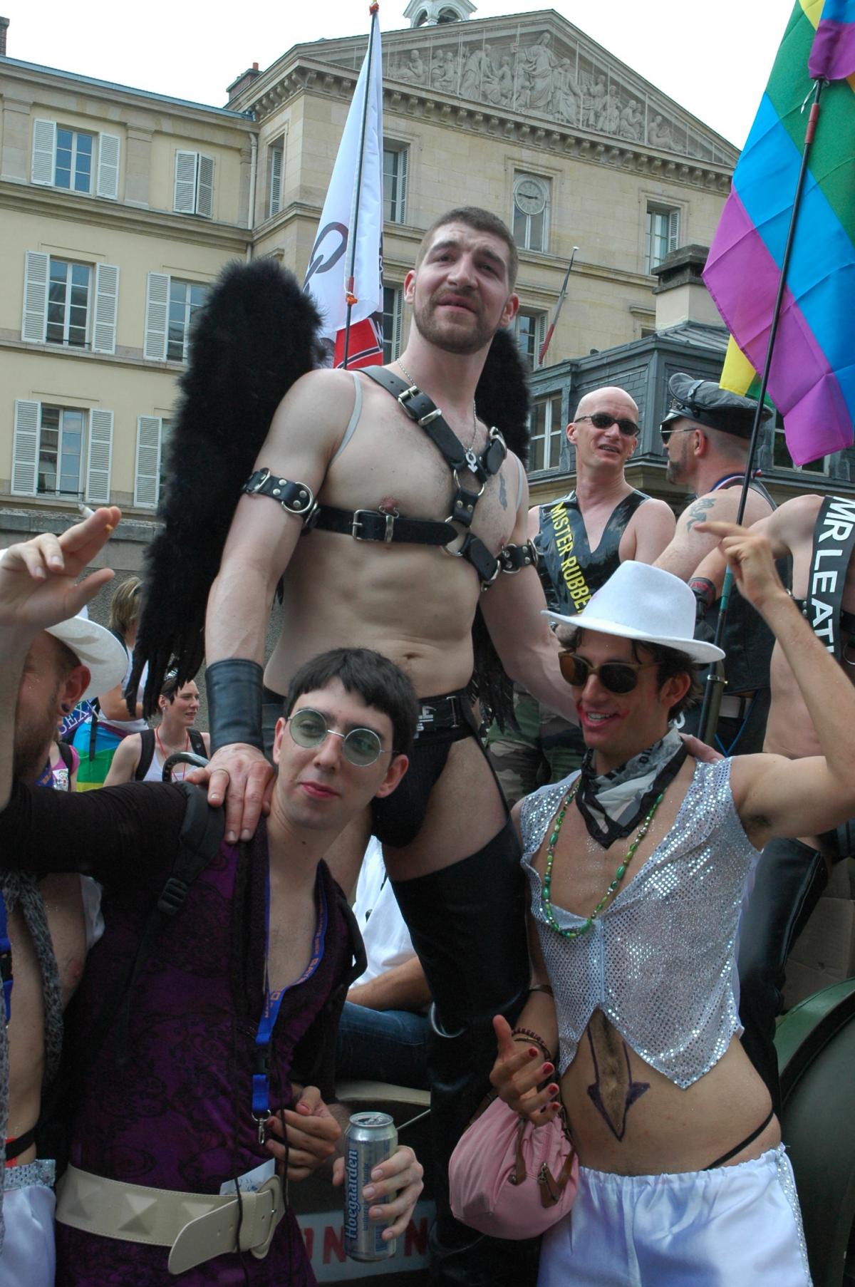 hommes sur camion Marche des Fiertés Paris.