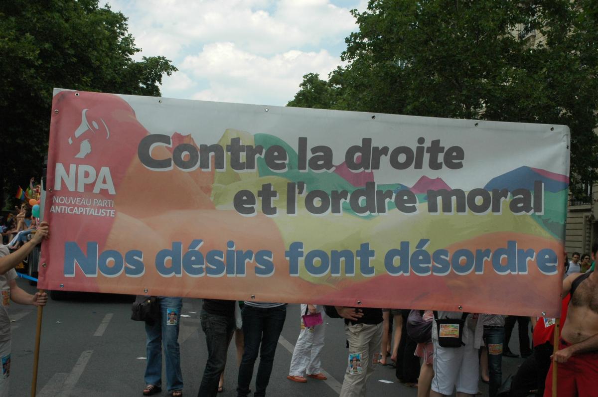 banderole Npa du Parti anticapitaliste,contre la droite et l'ordre moral,Nos désirs font désordre.