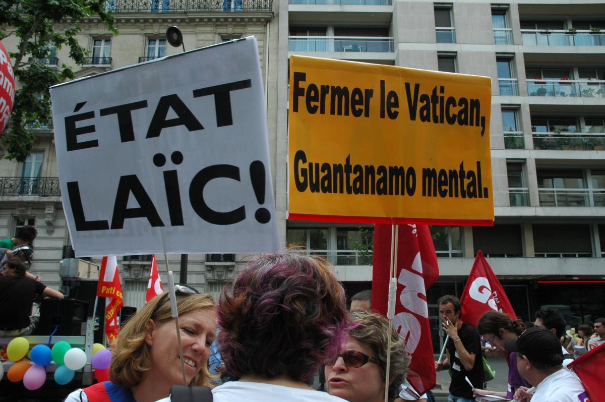 avec Echarpe l'Elu du Parti de Gauche,Danielle Simonnet et pancarte Etat Laïc.