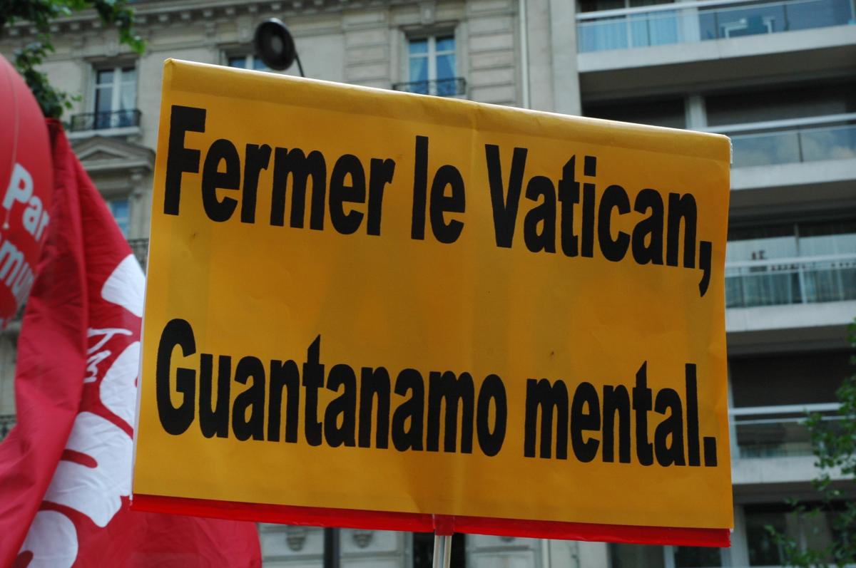 affichette Fermer le Vatican,Guantanamo mental.