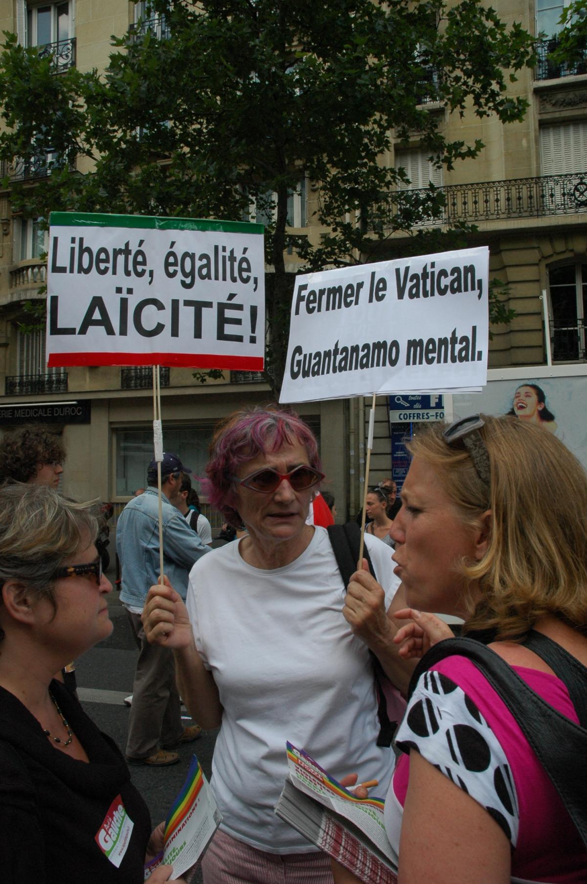 l'Elu du Parti de Gauche,Danielle Simonnet en distribution de tracts,à la Marche des Fiertés.