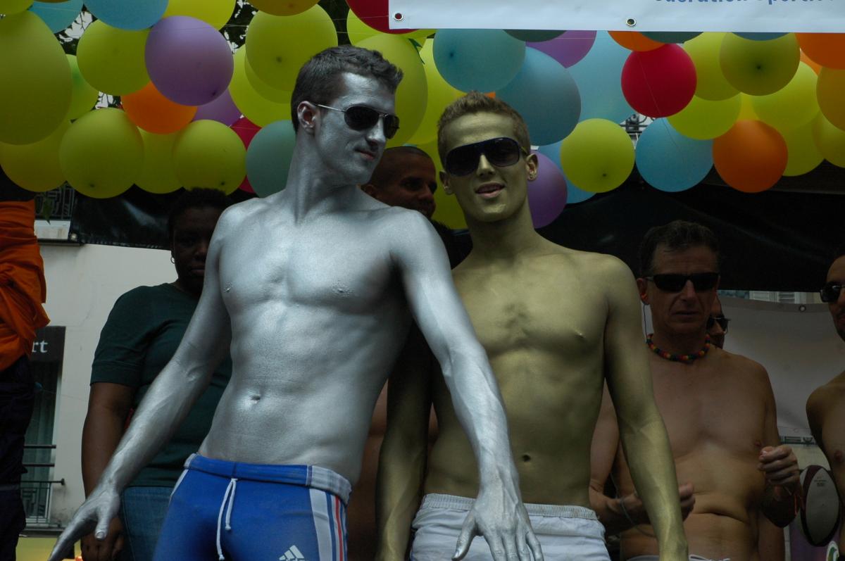 hommes de la Fédération sportive Gaie et Lesbienne FSGL à la Marche des Fiertés Paris.