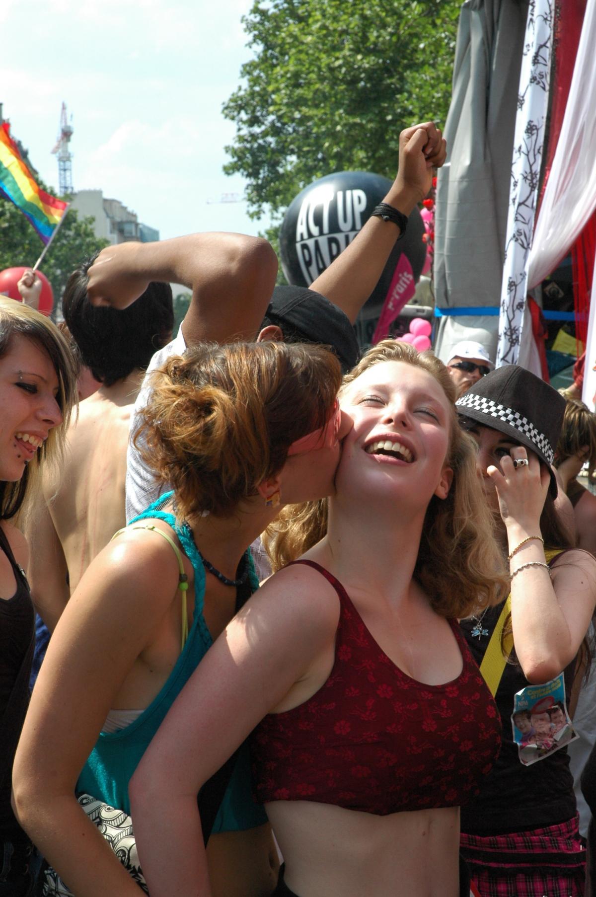jeunes à la Marche des Fiertés Paris.