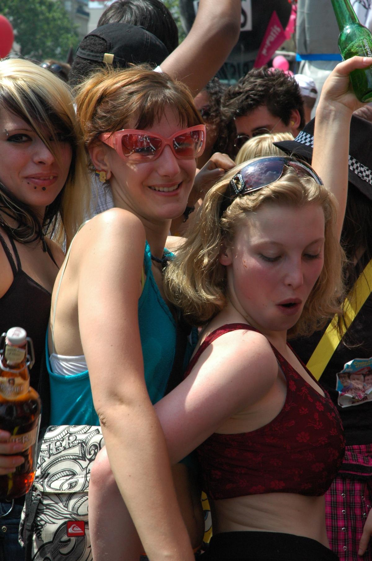 jeunes dansant à la Marche des Fiertés Paris.