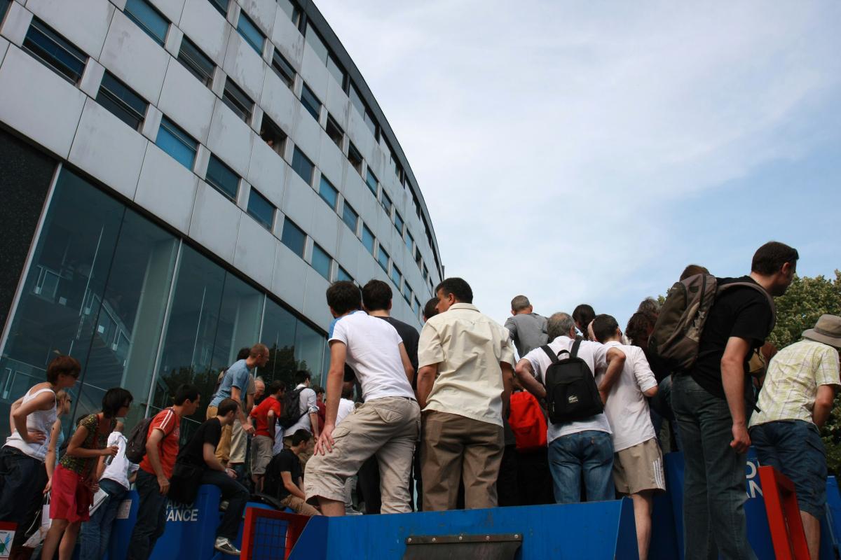 du monde devant la maison de Radio France