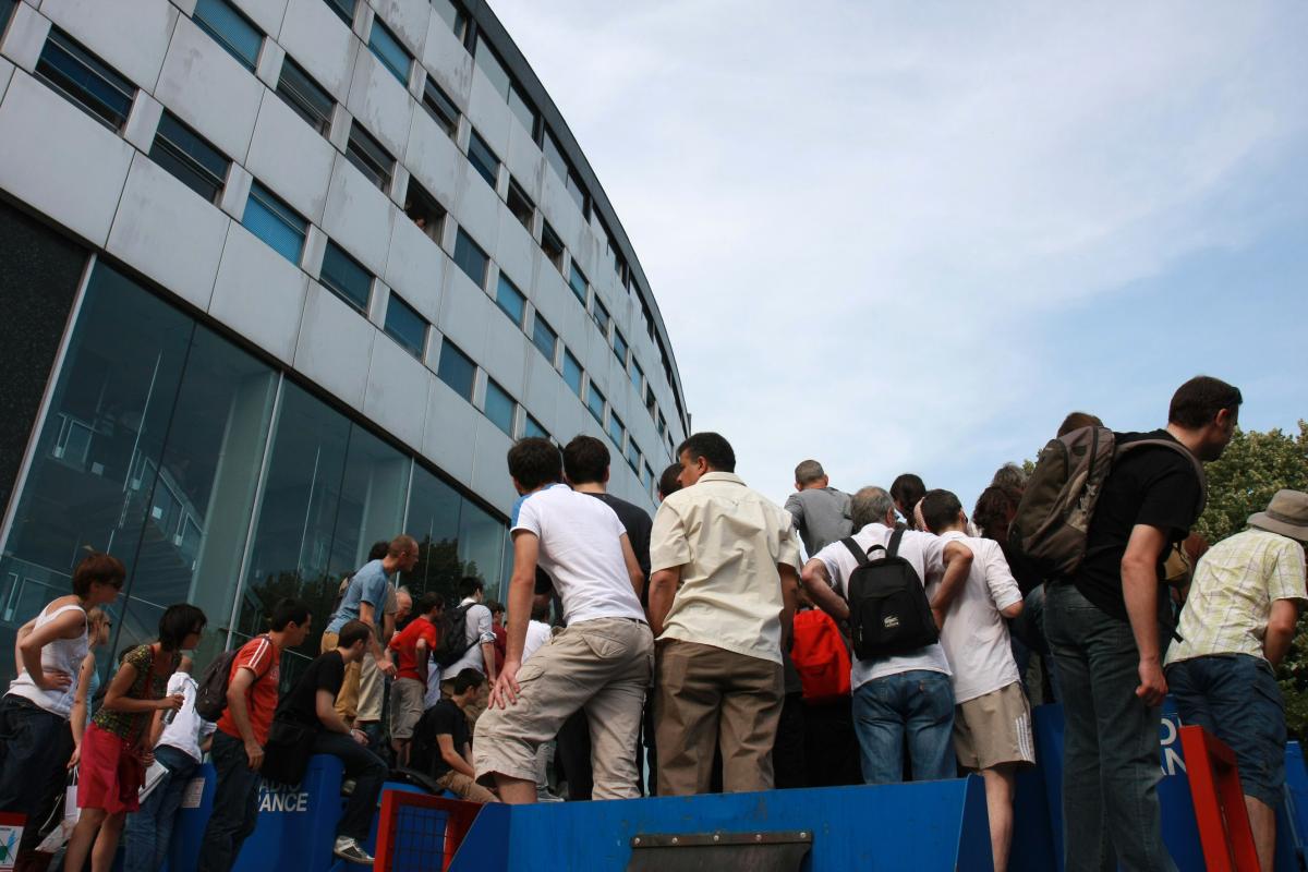du monde devant la maison de Radio France