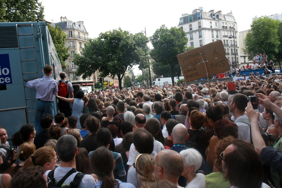 du monde devant la maison de Radio France