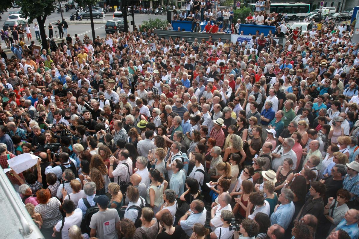 du monde devant la maison de Radio France