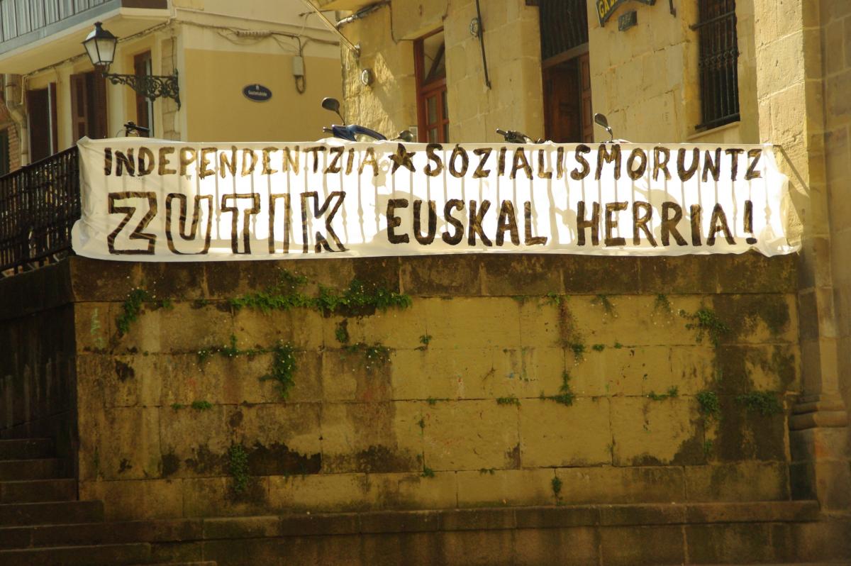 banderole demandant l'independance et le socialisme pour le pays basque