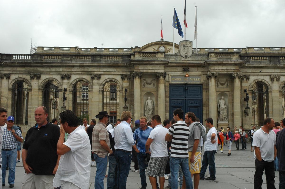 Gens du Voyage devant la mairie de Bordeaux.