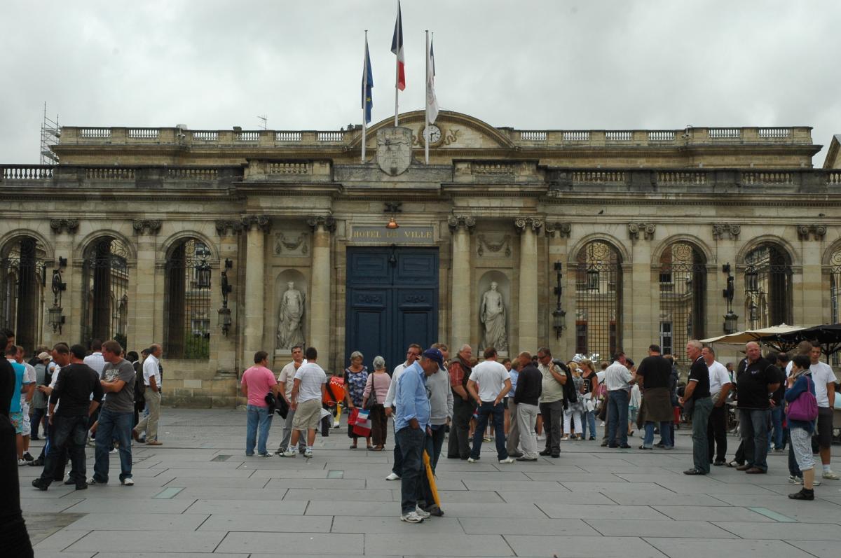 Gens du Voyage devant la mairie de Bordeaux.