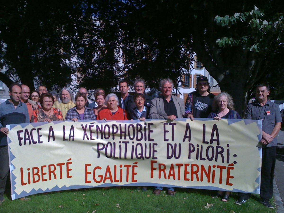 Conférence de presse d'appel à la manifestation du 4 septembre 2010 avec banderole contre la xénophobie