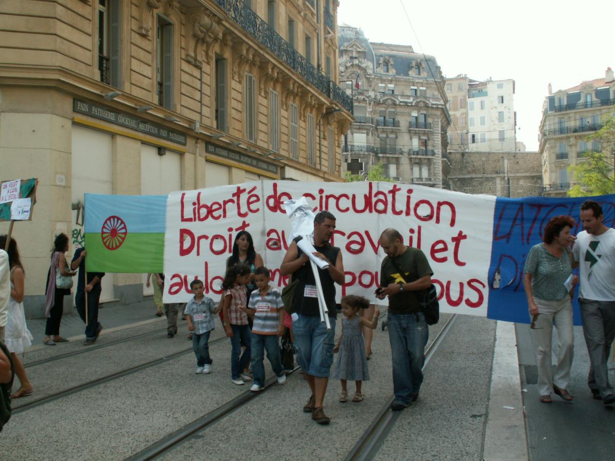 BANDEROLE liberté de circulation - droit au travail et au logement pour tous