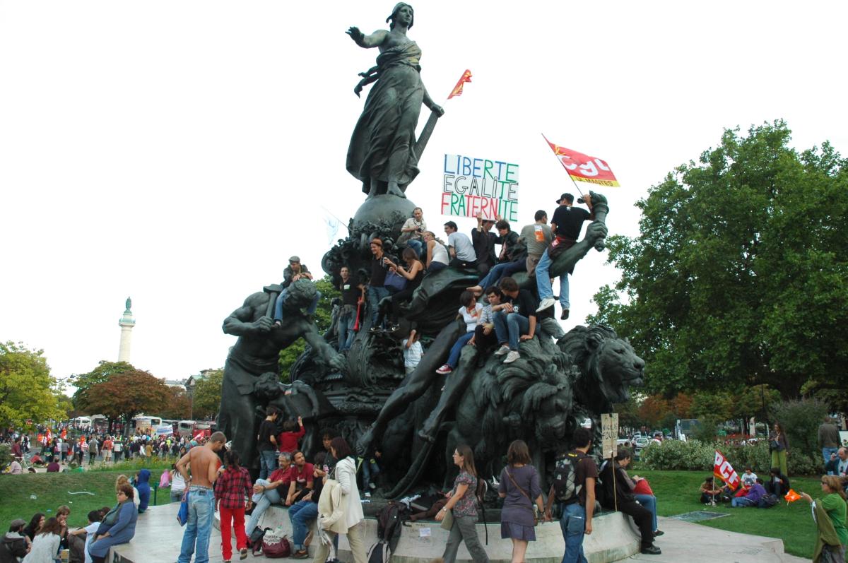 La République, au sommet d'un char tiré par deux lions et encadrée par diverses figures allégoriques, place de la Nation.