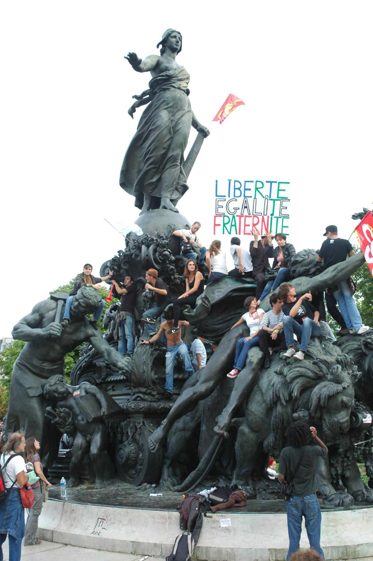 La République, place de la Nation avec pancarte Liberté Egalité Fraternité.