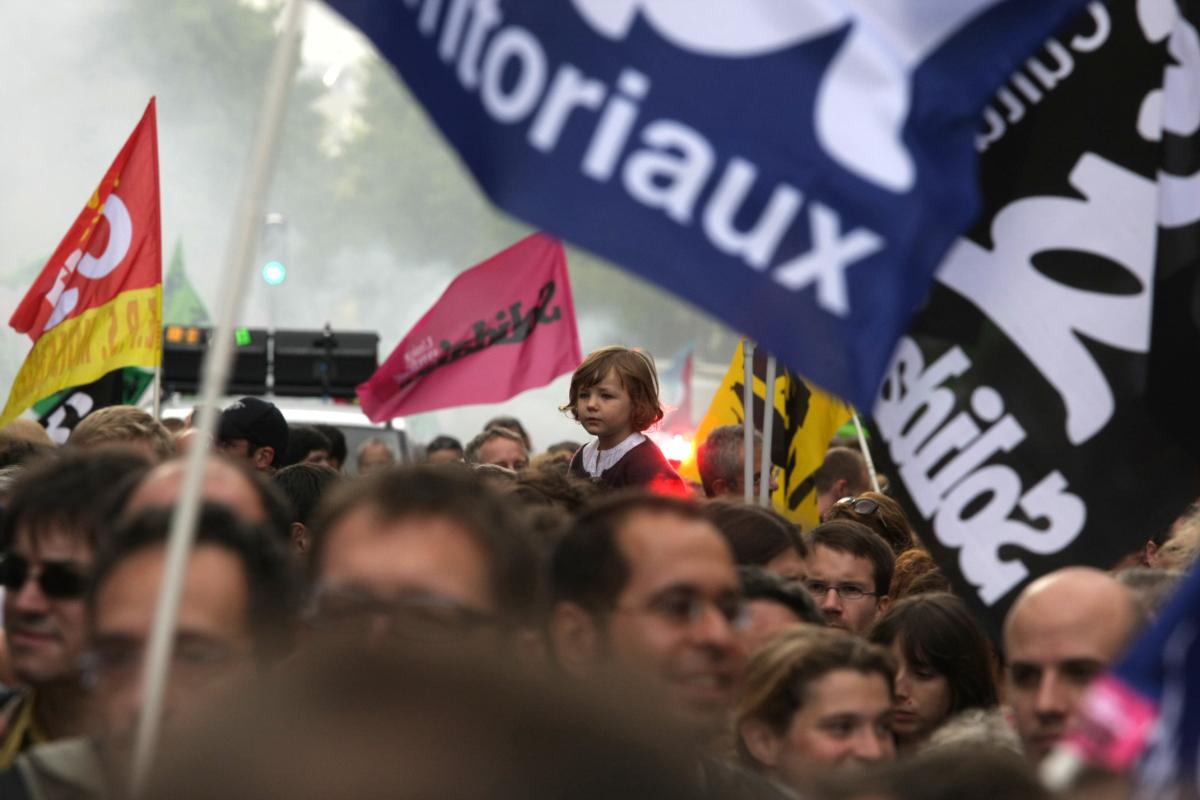 une enfant au dessus de la mélée