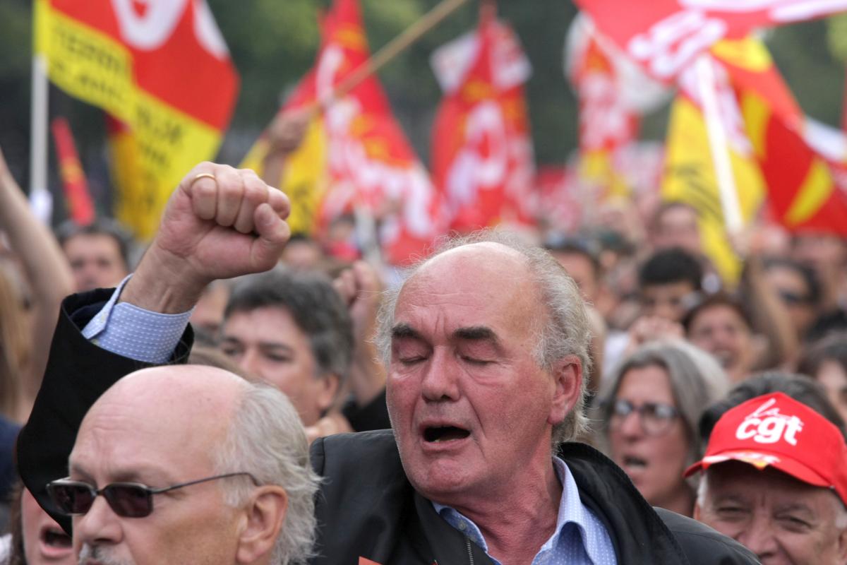 retraité CGT chantant l'Internationale