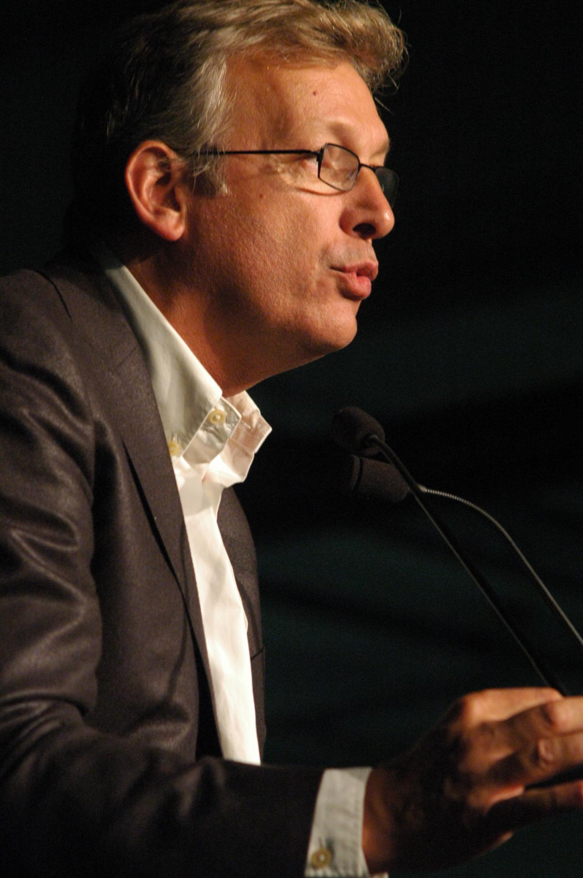 Intervenant: Pierre Laurent du Pcf salle Paris-Est Montreuil.