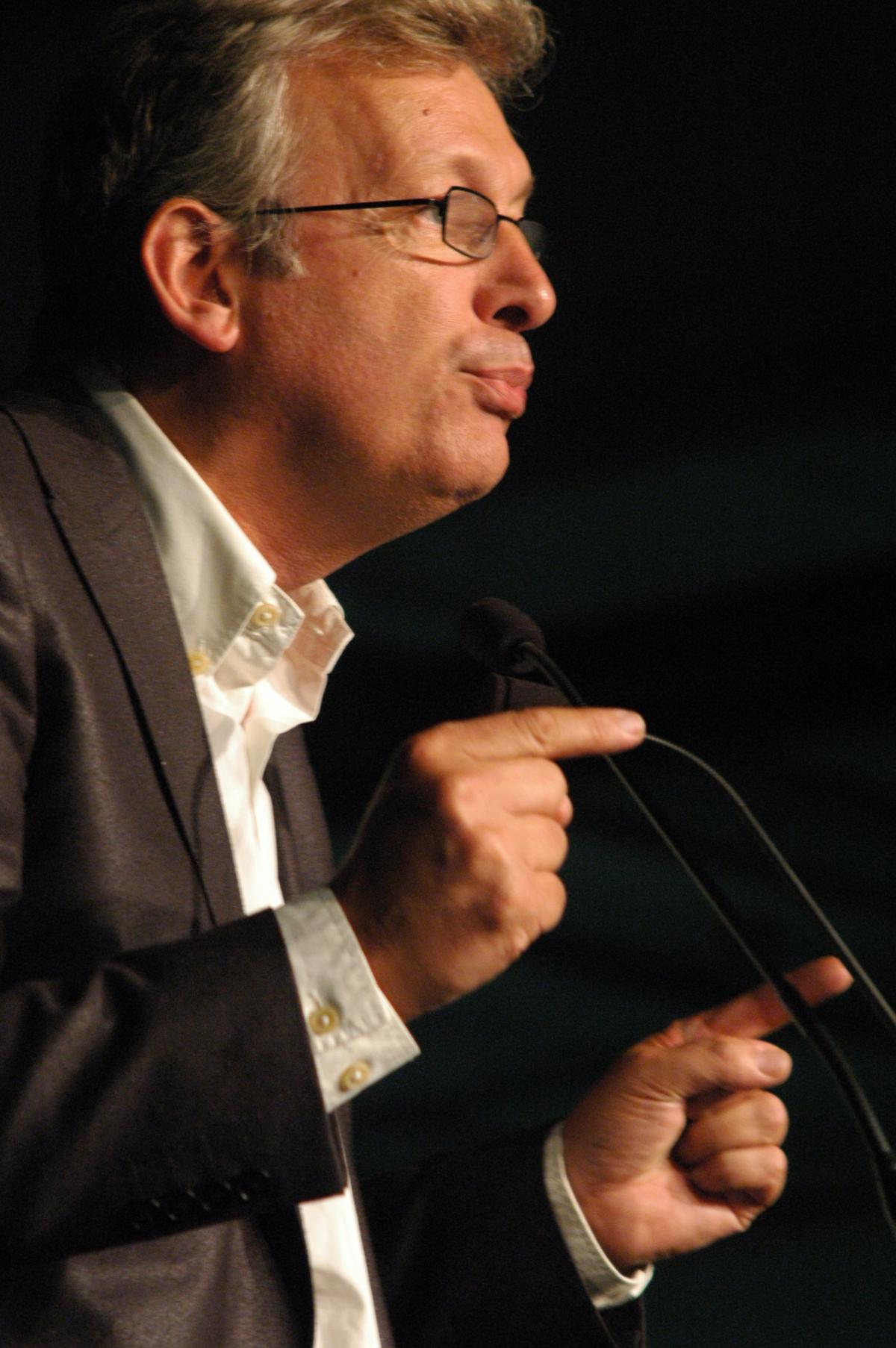Intervenant: Pierre Laurent du Pcf salle Paris-Est Montreuil.