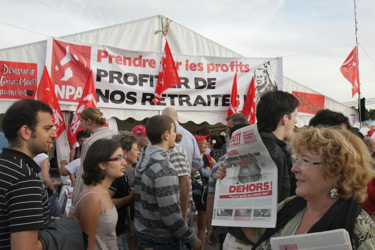 vente du journal Tout est à nous devant le stand