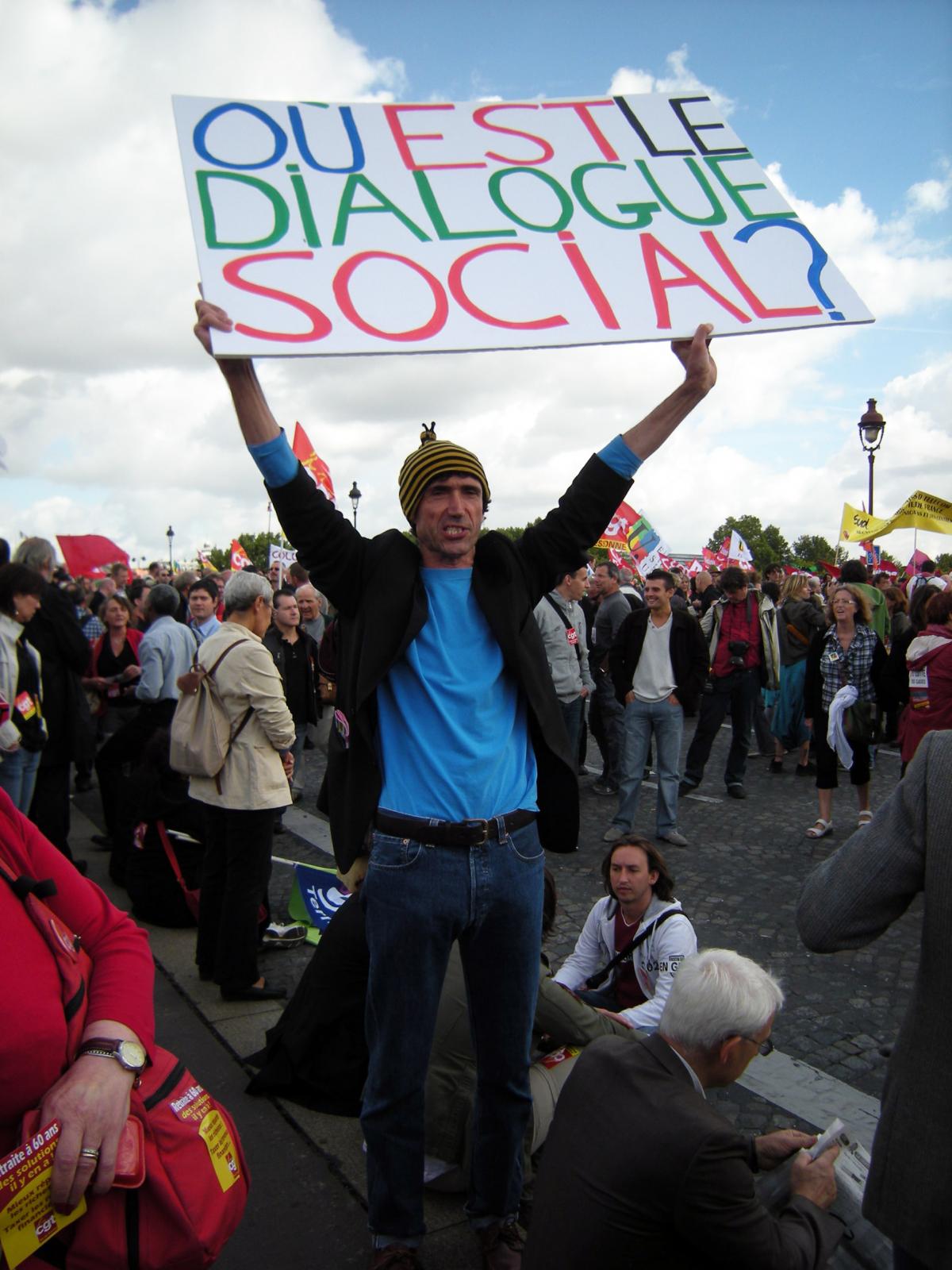 Militant portant une pancarte