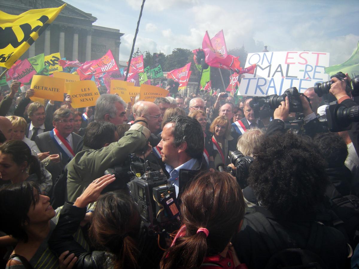 Les députés PCF se frayent un chemin dans la foule après la suspension de séance à l'Assemblée nationale