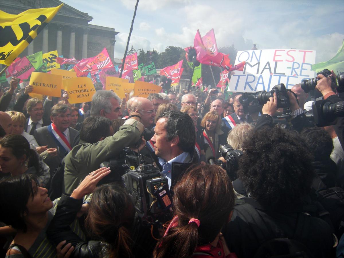 Les députés PCF se frayent un chemin dans la foule après la suspension de séance à l'Assemblée nationale