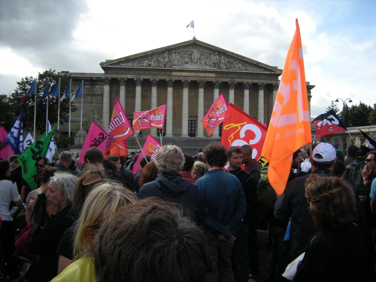 Foule devant l'Assemblée nationale