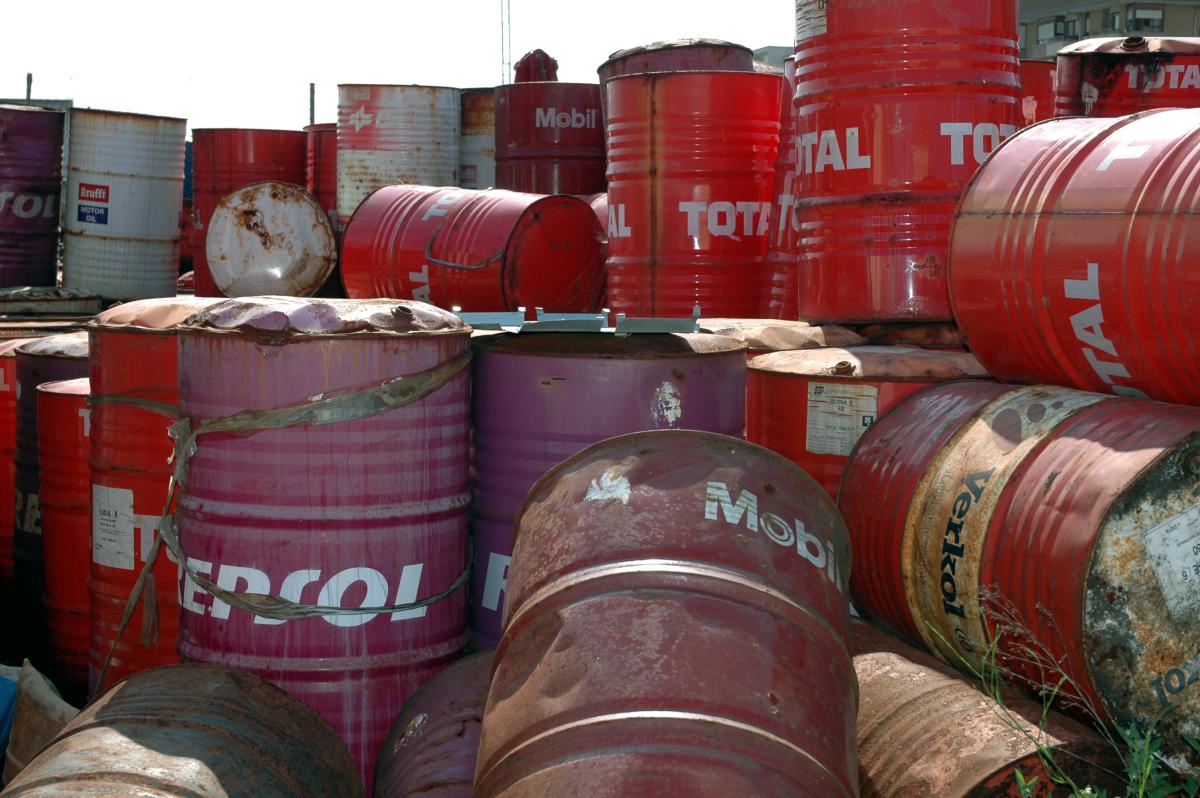 Décharge de bidons d'huille (pollution)