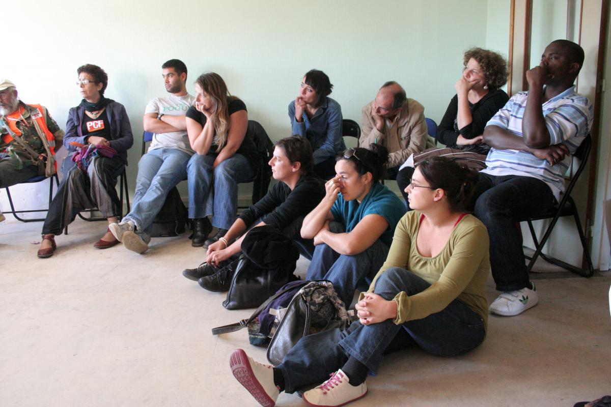 débat dans la poste réquisitionnée entre les marcheurs et des représentants des associations de la ville de Saint-Denis