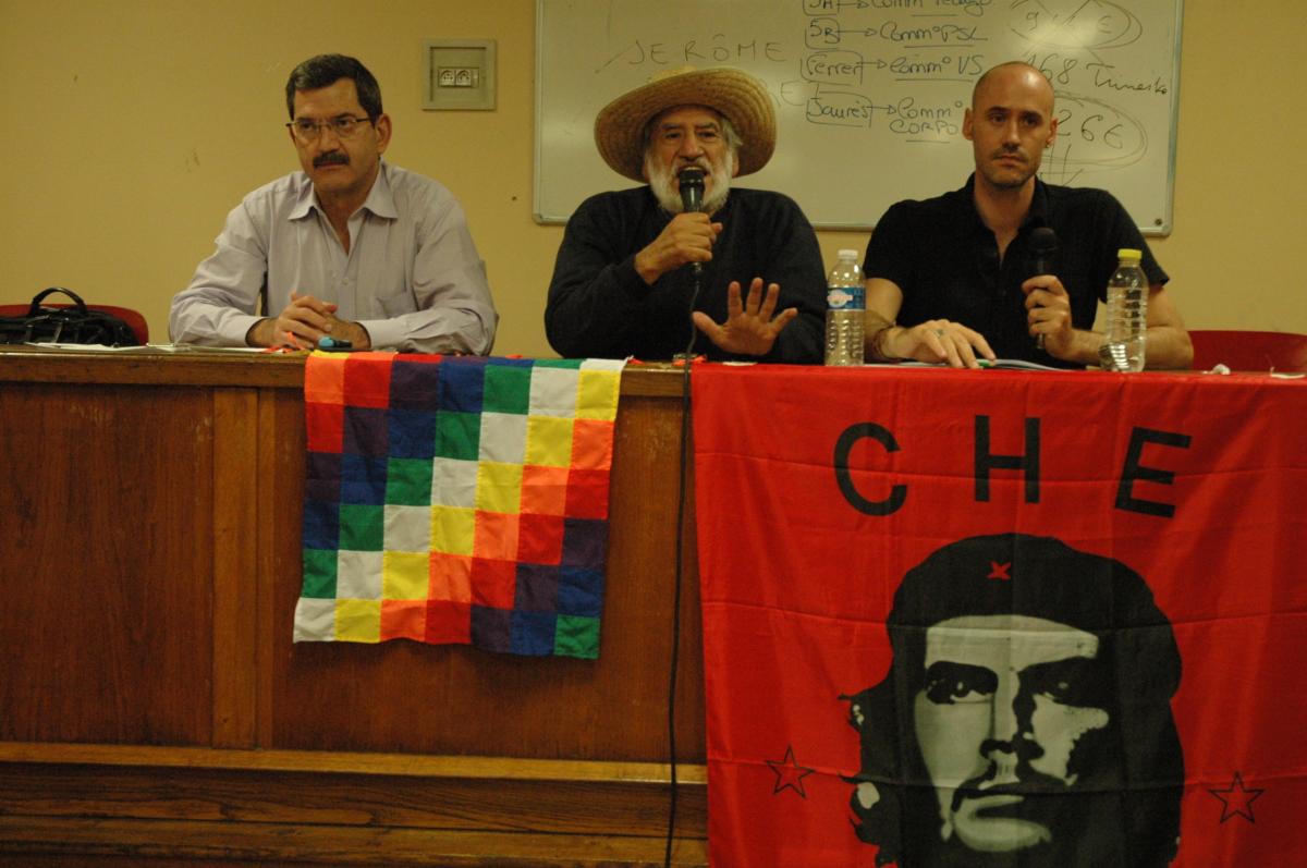 Hugo Blanco à la tribune avec drapeau de Che Guevara.
