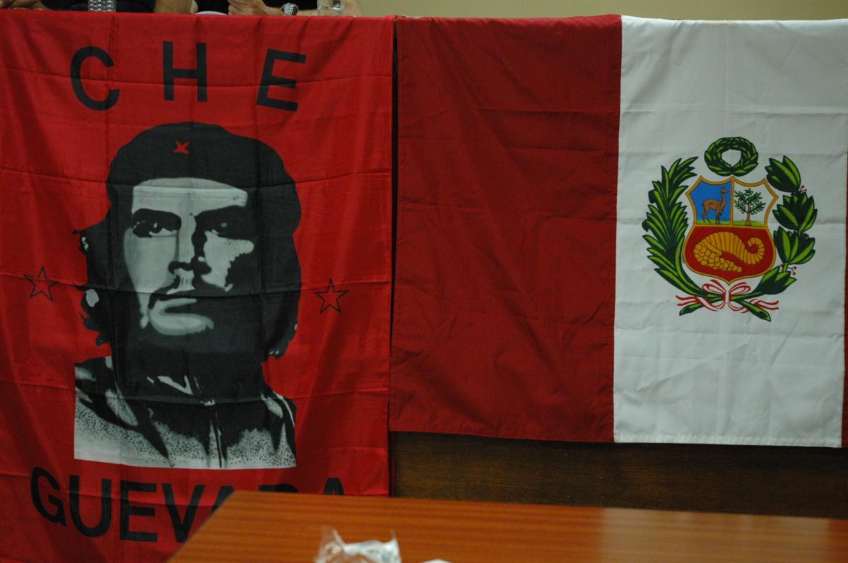 drapeau enseigne nationale (pabellón nacional) Elle porte, sur la bande centrale, les armoiries du Pérou (escudo de armas).et drapeau Che Guevara.