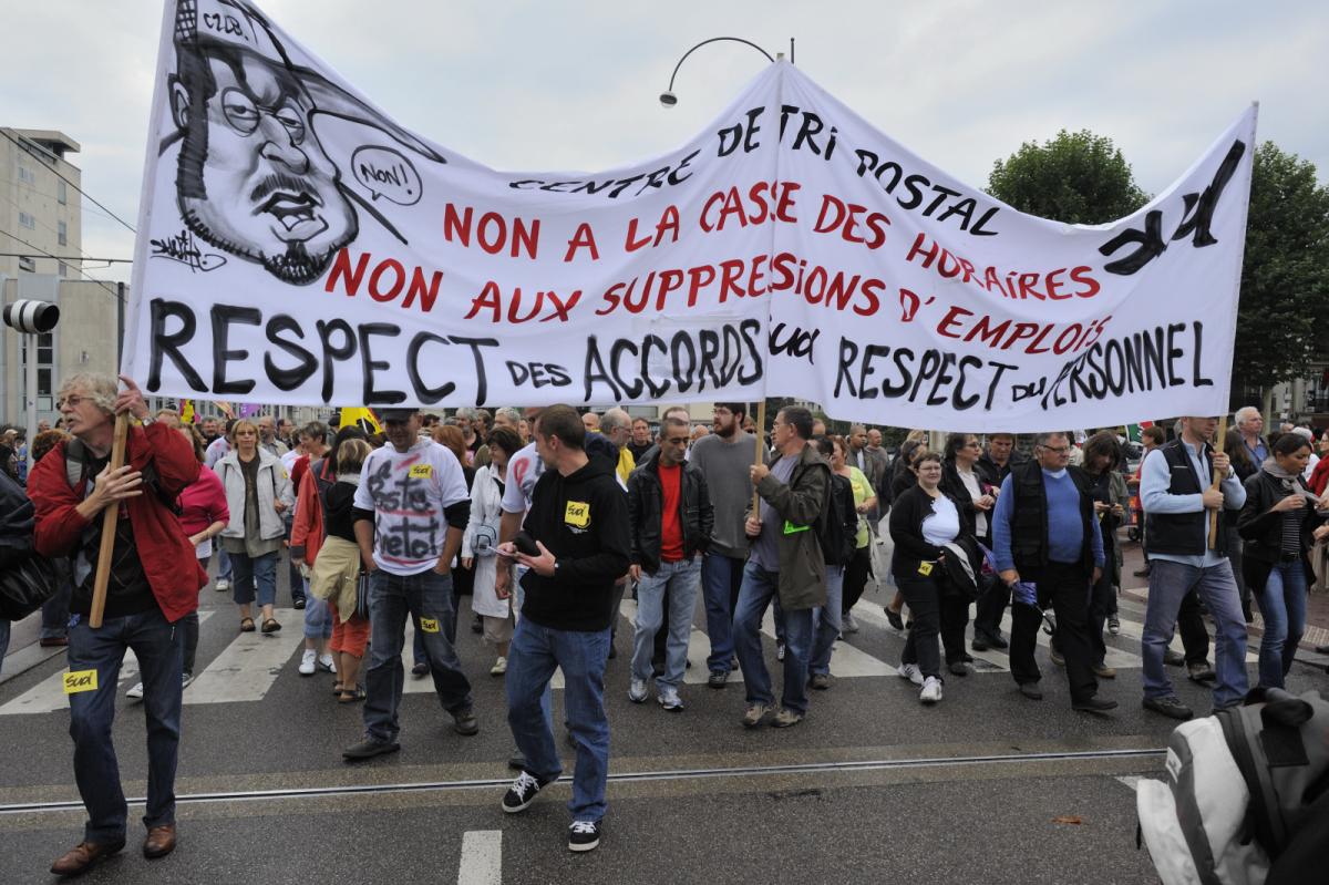 En tête de manif, les postier-es en grève