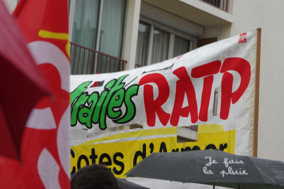 banderole des retraités de la ratp manifestant sous la pluie