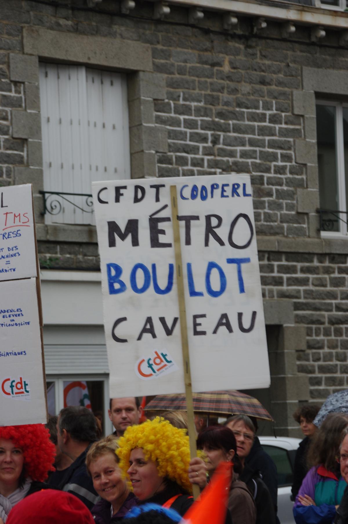 salariée de la COOPERL portant une pancarte métro boulot caveau