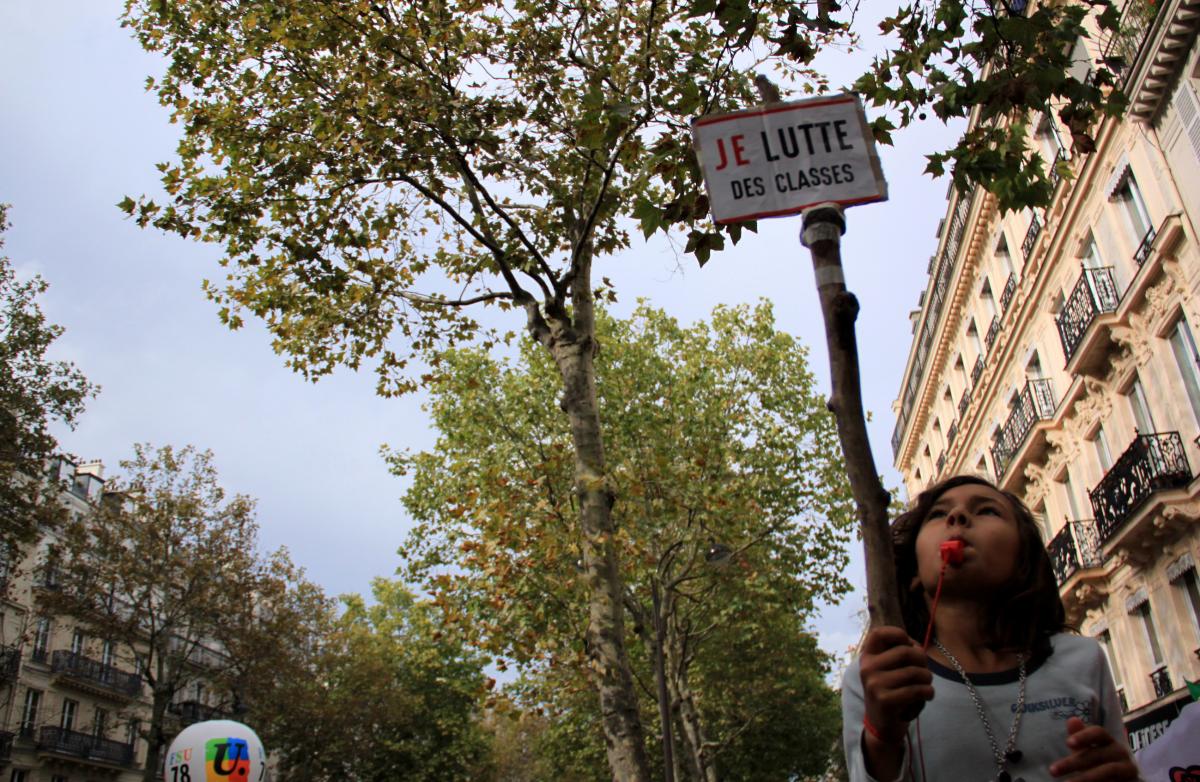 Gamine avec une pancarte