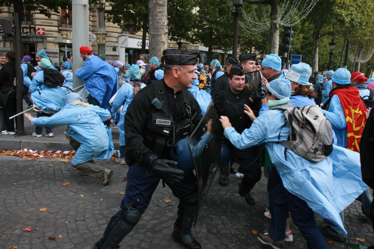 Les manifestants se ruent malgré la police en direction de l'Elysée