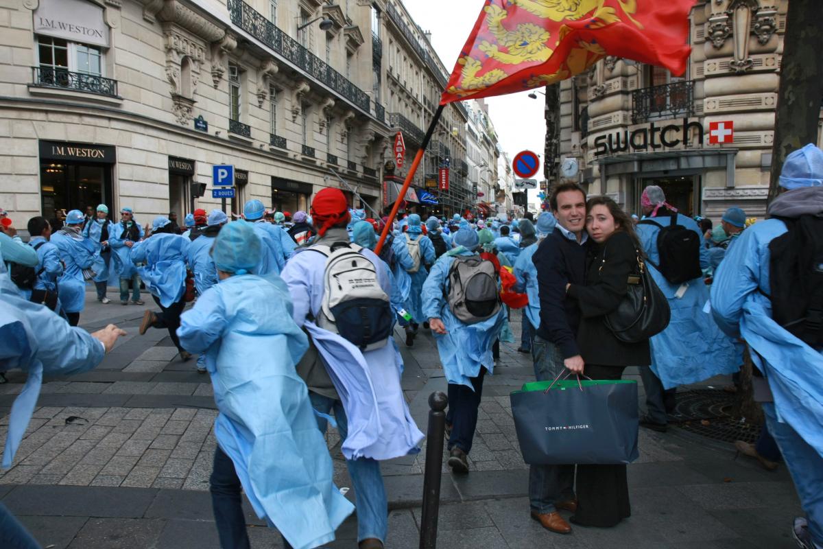 Les manifestants se ruent en direction de l'Elysée