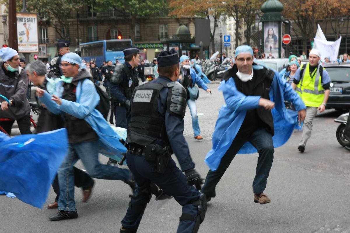 la police tente de les empécher de passer