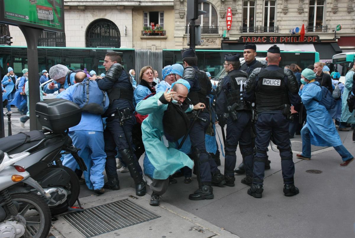 la police tente de les empécher de passer