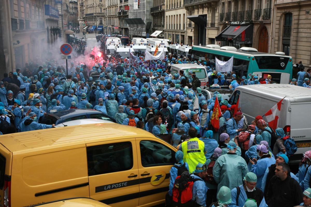 la manifestation est bloquée par la police rue de la Boétie devant le siège de l'UMP